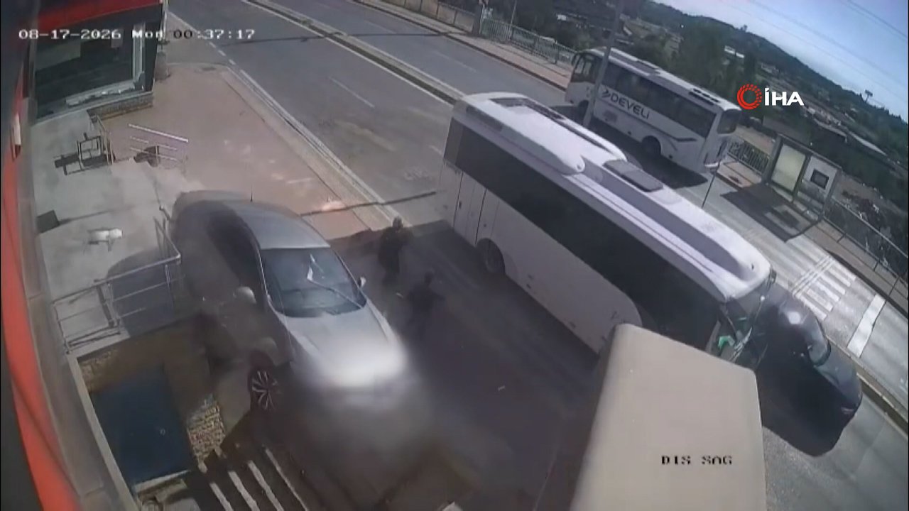Otomobil merdiven boşluğuna böyle uçtu! 2 kişi ezilmekten saniyelerle kurtuldu