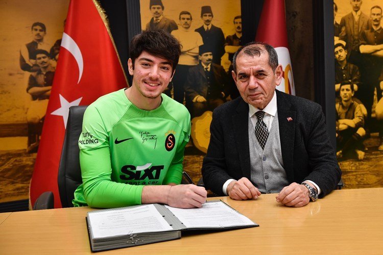 Jankat Yılmaz, Eylül 2020'de Galatasaray ile profesyonel sözleşme imzaladı.