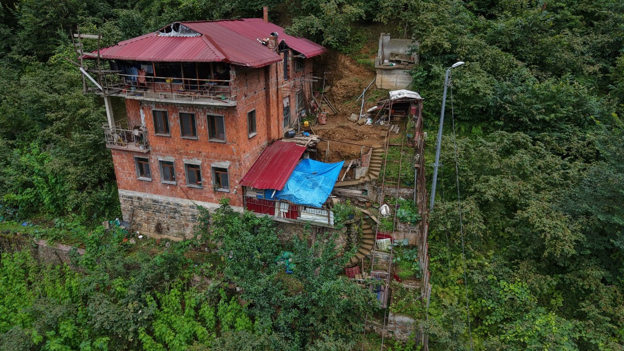 Sadece 1,5 dakikada sürüyor! Yolu olmayan eve esnaf çözümü! Karadeniz zekası yine şaşırttı, gören inanamıyor,