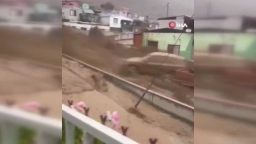 Şilide sel felaketi: Araçlar metrelerce sürüklendi, hayat durma noktasına geldi