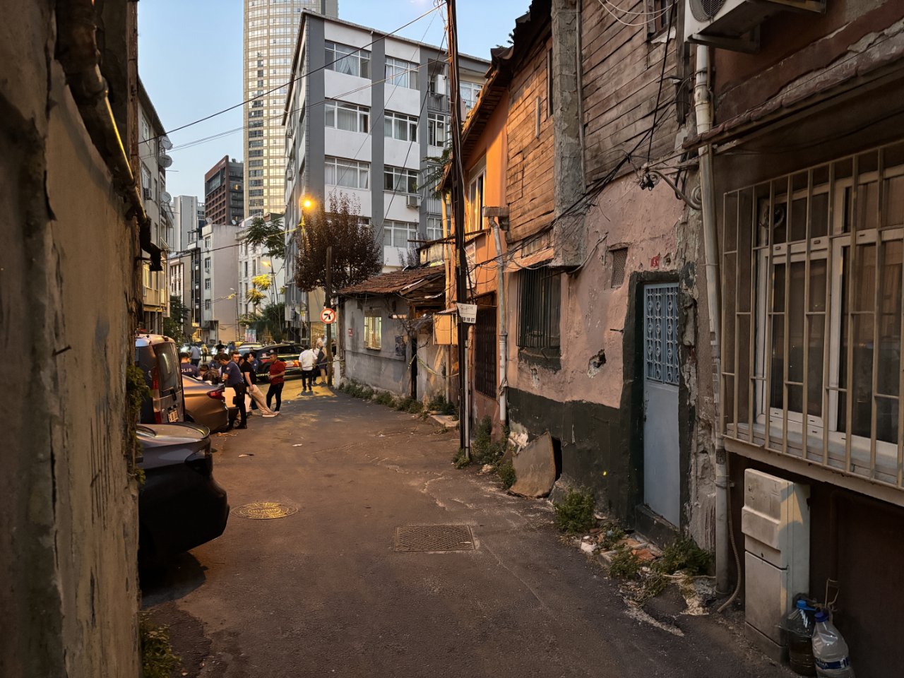 Şişli’de kötü koku ihbarı ekipleri harekete geçirdi! Gerçek daireye girince ortaya çıktı