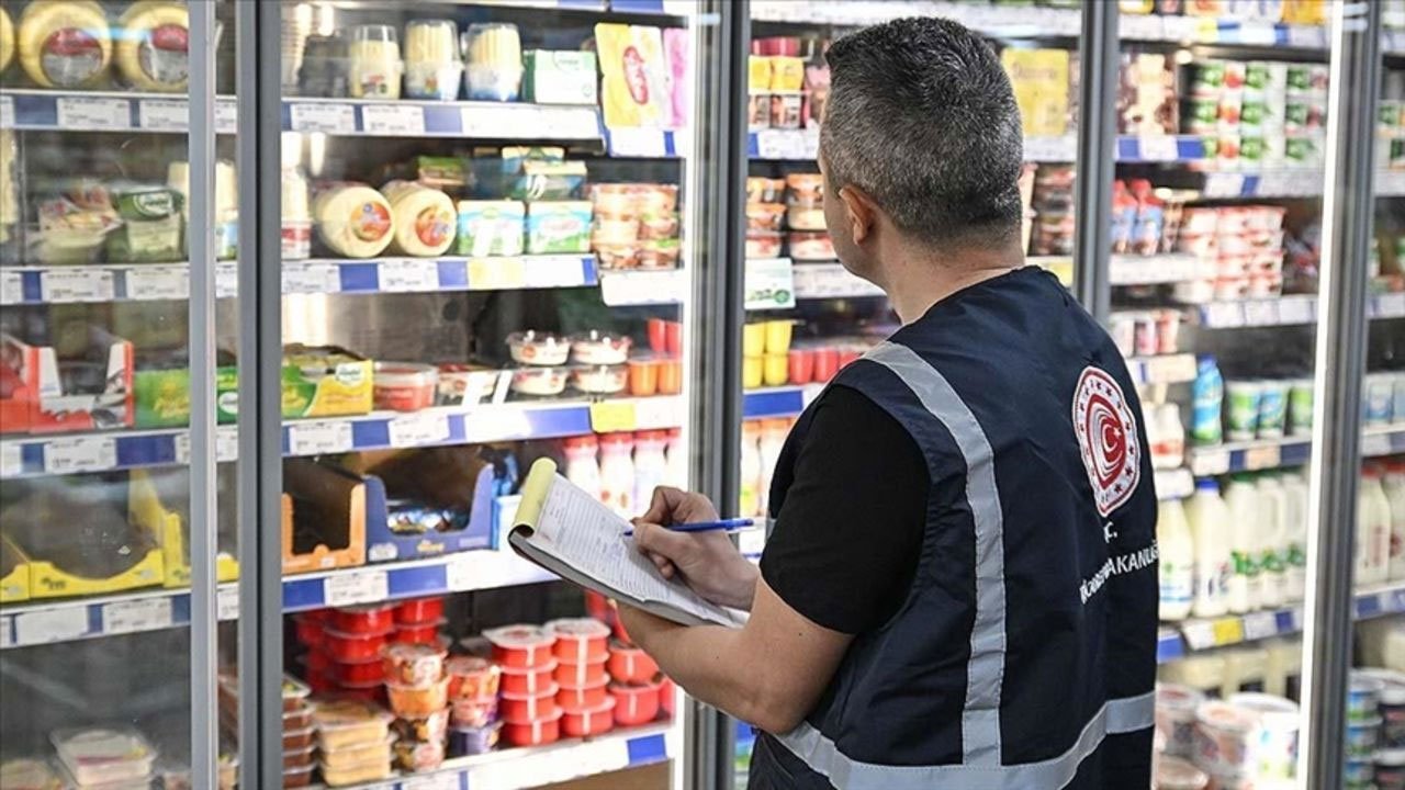 Tarihi geçmiş ürünler sattığı ortaya çıktı! Zincir market kapatıldı