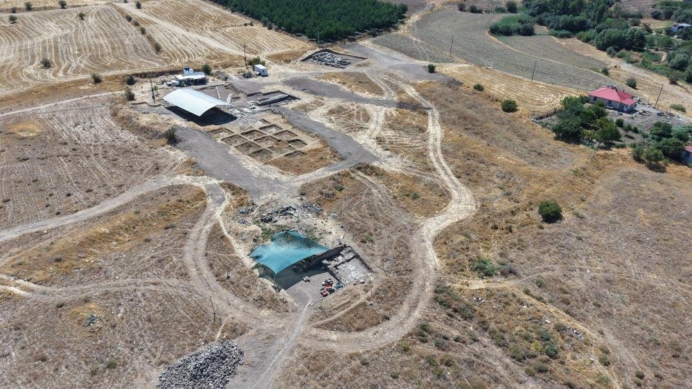 Tarladan tarih fışkırdı! Elazığda dev mozaik, tarihi hamam ve kilise gün yüzüne çıkartıldı