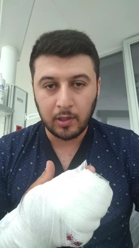 2 parmağı ikiye bölündü! Motokuryeye dehşeti yaşattı: Döner bıçağıyla saldırdı, bıçak kırıldı durmadı