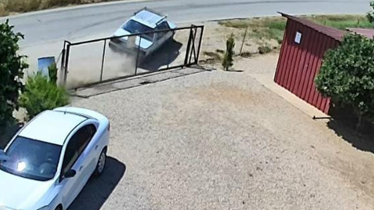 5 kişi ölümden döndü! Bahçe kapısına çarpan otomobil takla attı, korku dolu anlar kamerada 