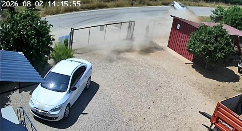 5 kişi ölümden döndü! Bahçe kapısına çarpan otomobil takla attı, korku dolu anlar kamerada