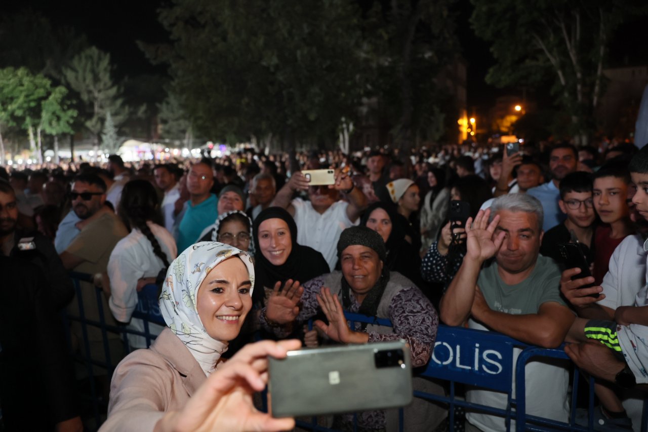 Bakan Göktaş Emirdağ'da 'Gurbetçi Festivali'ne katıldı: 86 milyon vatandaşımızdan hiçbir farkınız yok