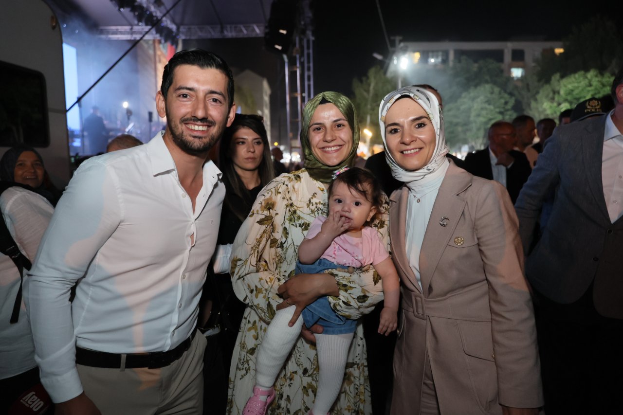 Bakan Göktaş Emirdağ'da 'Gurbetçi Festivali'ne katıldı: 86 milyon vatandaşımızdan hiçbir farkınız yok