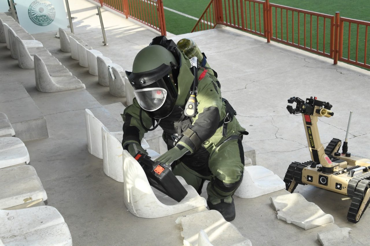 Bir bomba uzmanının olay yerine müdahale ettiği an. Adını şehit bomba uzmanı Haydar Çetin’den alan yerli bomba imha robotu “Çetin” ise operasyonlarda uzaktan müdahale imkânı sağlayarak uzmanların güvenliğini artırıyor.