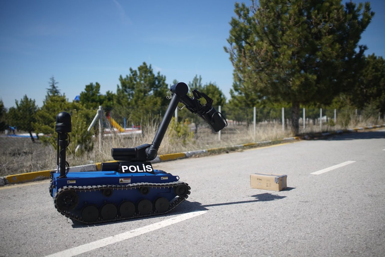 Kaplan isimli Bomba imha robotunun şüpheli pakete uzaktan müdahale ettiği an.