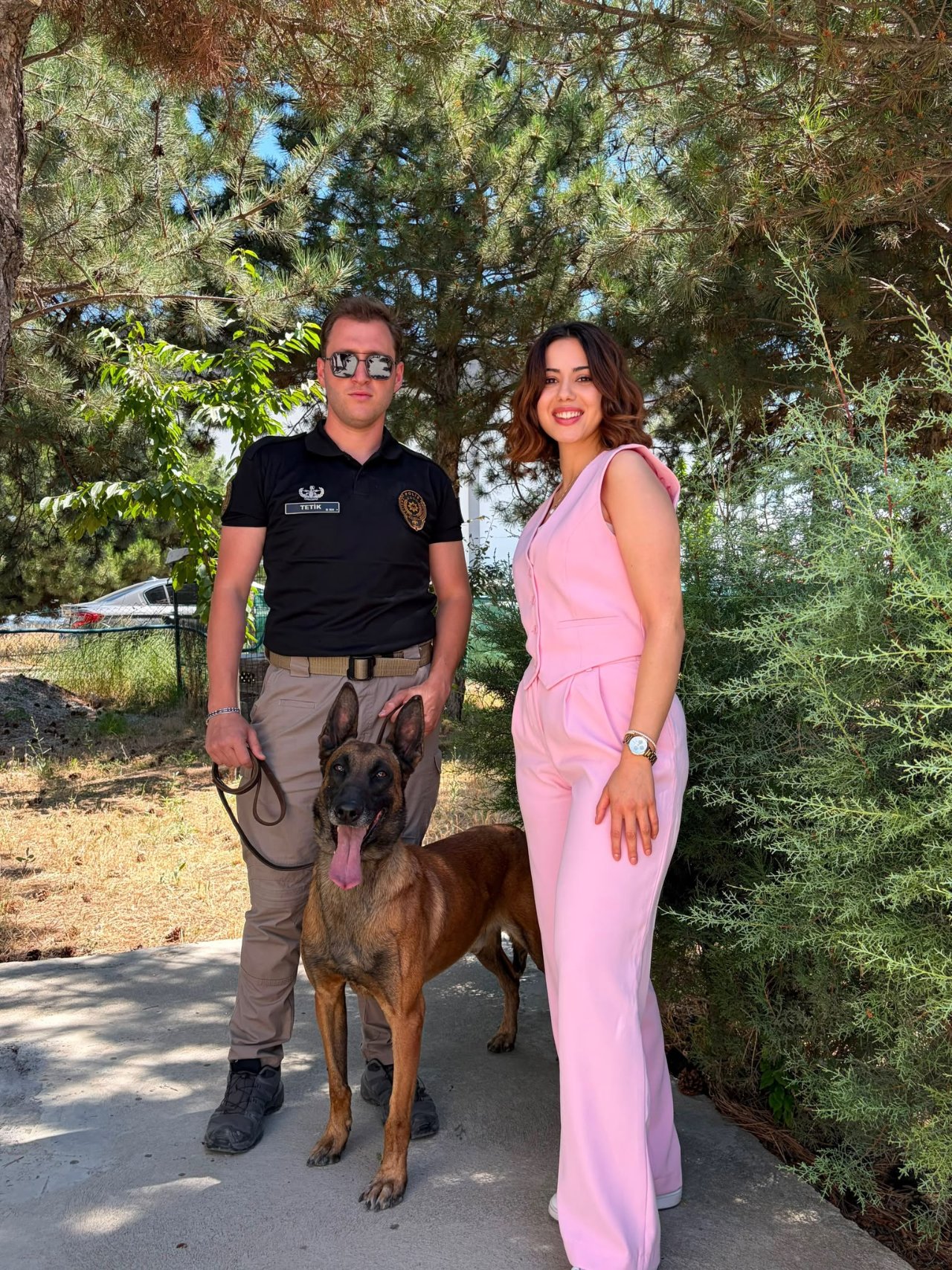 Bomba uzmanlarının ekip arkadaşı olan bomba imha köpekleri, koku alma duyusu çok güçlü olan, oyun oynamayı seven özel köpeklerden seçiliyor. Bu köpekler eğitim süresince idarecisiyle bir “ekip” oluyorlar, her türlü patlayıcıyı tanımaları için uzun ve özel çalışma yürütülüyor. Kursu başarıyla tamamlayanlar, artık birer görev köpeği olarak ihtiyaç duyulan her yerde bizlerle birlikte çalışıyorlar.