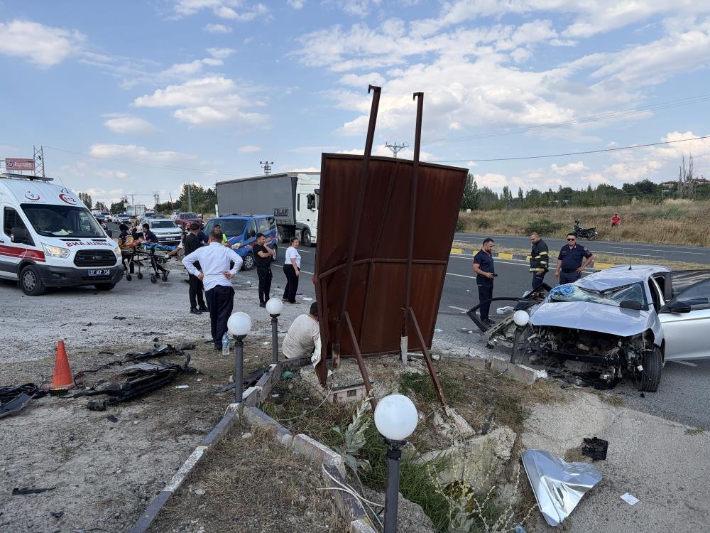 D100’de can pazarı! Otomobil su kanalına uçtu: 2 ölü, 4 yaralı