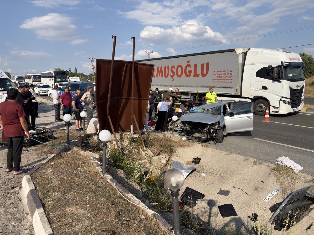D100’de can pazarı! Otomobil su kanalına uçtu: 2 ölü, 4 yaralı