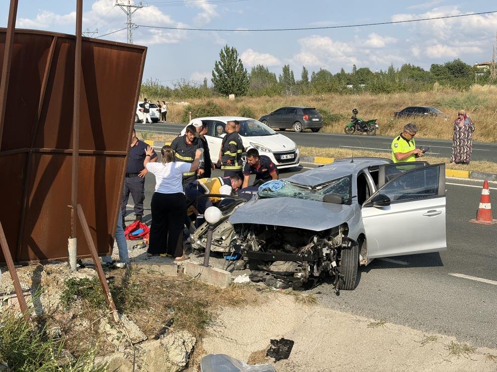 D100’de can pazarı! Otomobil su kanalına uçtu: 2 ölü, 4 yaralı