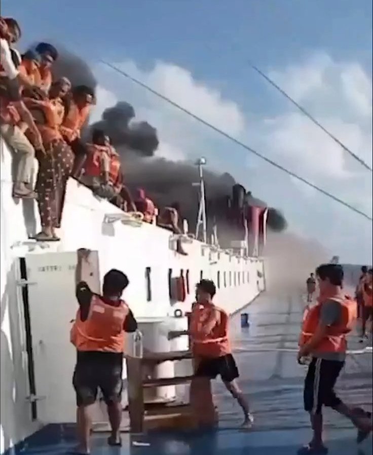 Endonezya açıklarında korku dolu anlar! Yolcu feribotu alev alev: Çok sayıda ölü ve kayıp var