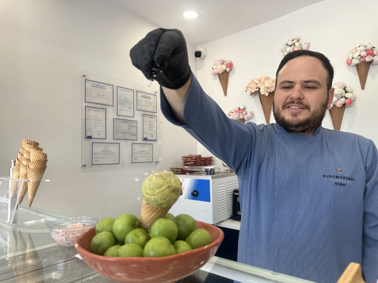 Eşi benzeri olmayan tuzlu dondurma! Topu 70, kilosu bin TL! Türkiye’de sadece Eskişehir’de var
