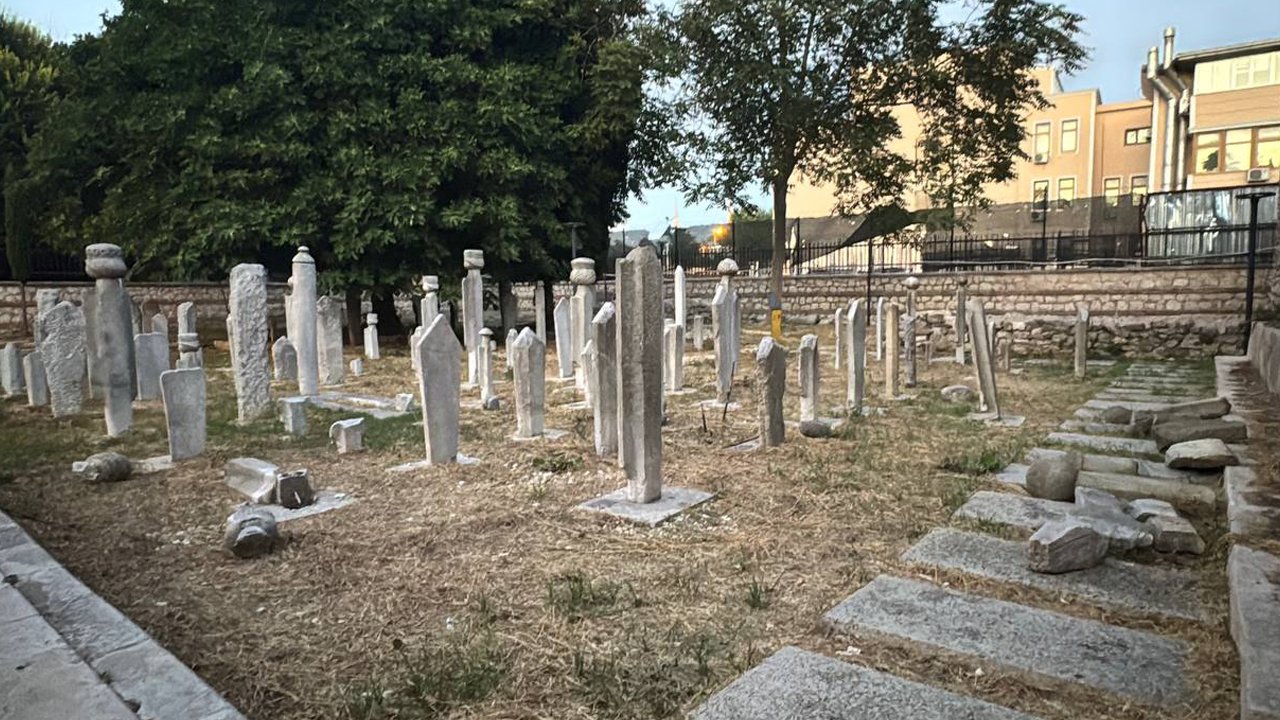 Fatih'teki tarihi hazireye çirkin saldırı! Mezar taşları tahrip edildi