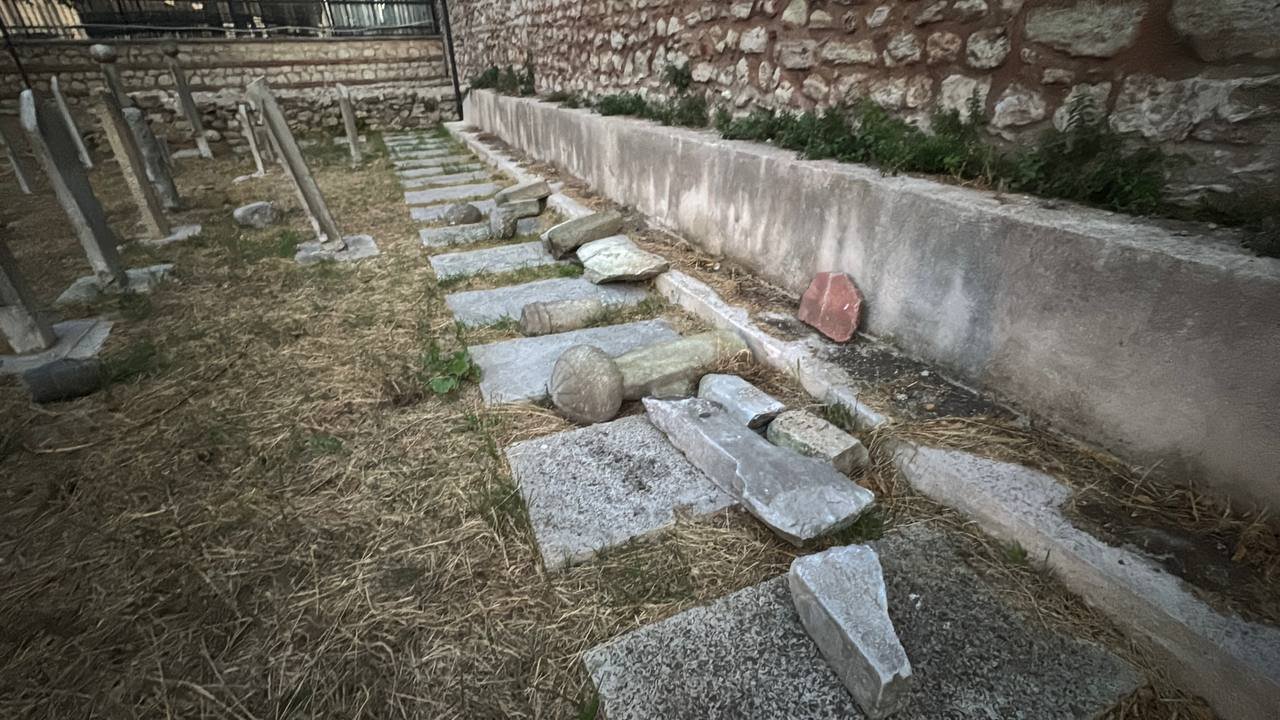 Fatih'teki tarihi hazireye çirkin saldırı! Mezar taşları tahrip edildi