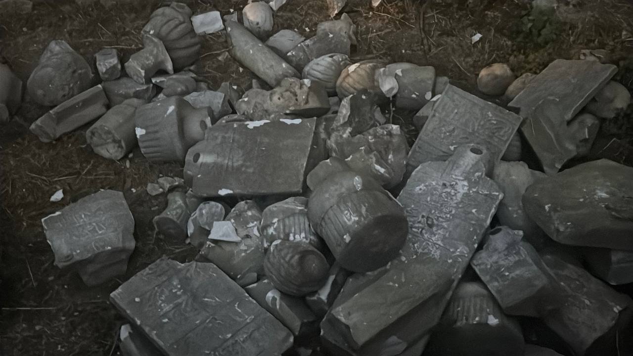 Fatih'teki tarihi hazireye çirkin saldırı! Mezar taşları tahrip edildi