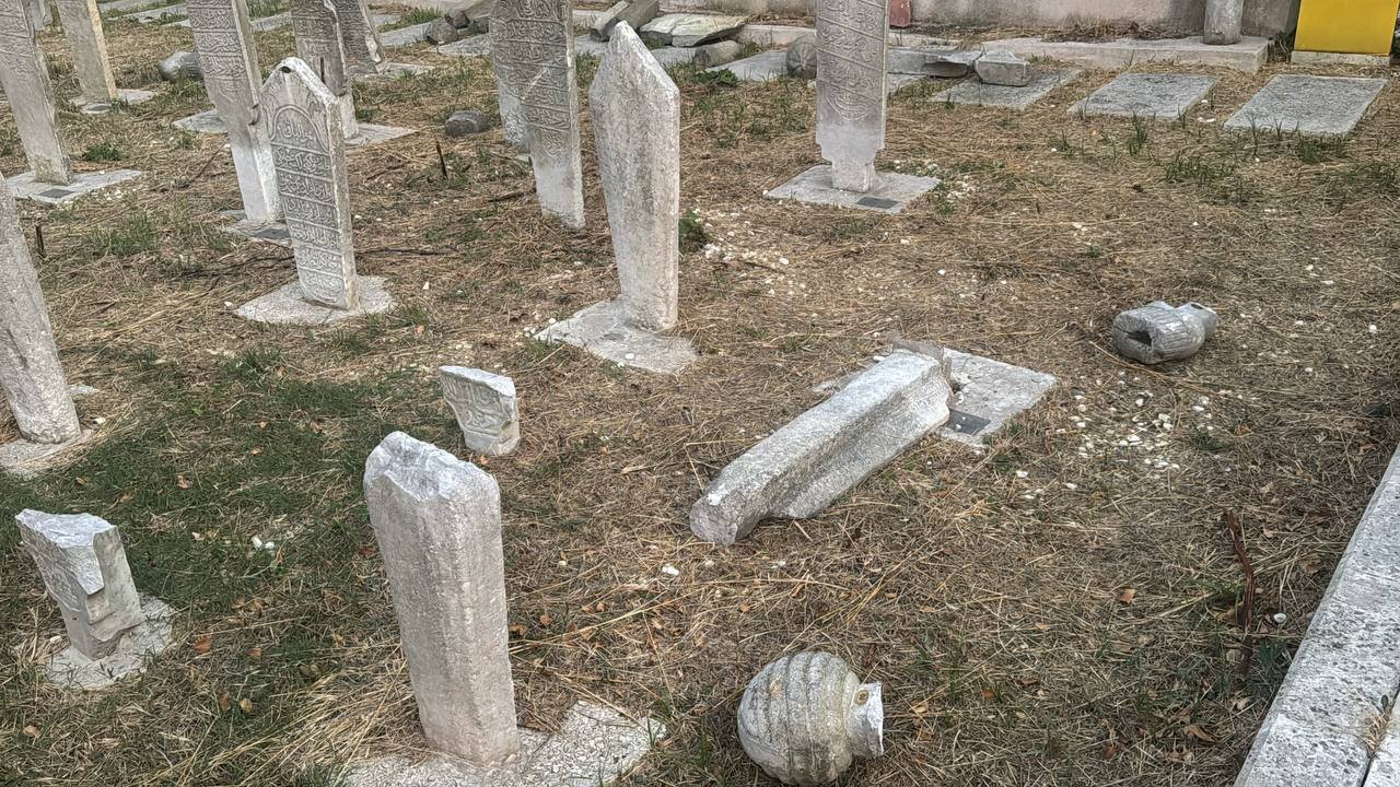 Fatih'teki tarihi hazireye çirkin saldırı! Mezar taşları tahrip edildi