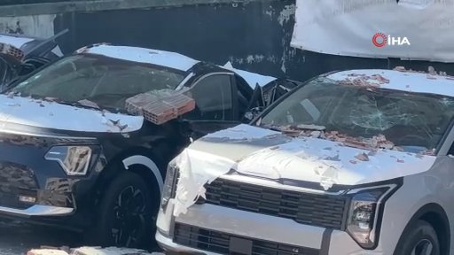 Kağıthanede duvar otoparka çöktü: 12 sıfır kilometre araçta milyonluk zarar