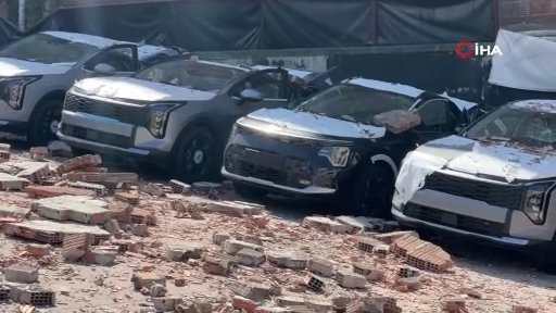 Kağıthanede duvar otoparka çöktü: 12 sıfır kilometre araçta milyonluk zarar