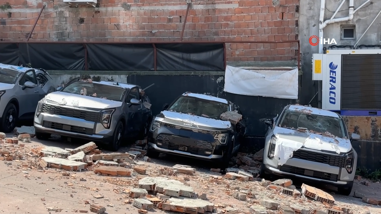 Kağıthanede otoparkın üstüne duvar çöktü: 12 sıfır kilometre araçta milyonluk zarar