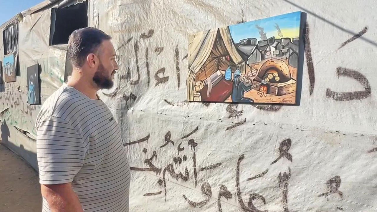 “Kararlılığın Renkleri”...  Gazzeli sanatçılar çadırda sergi açtı
