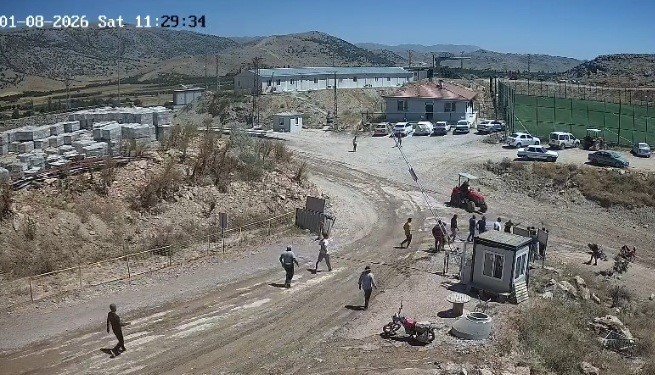 Malatya'da taşlı ve traktörlü kavga kamerada! Traktörü grubun üzerine sürdü