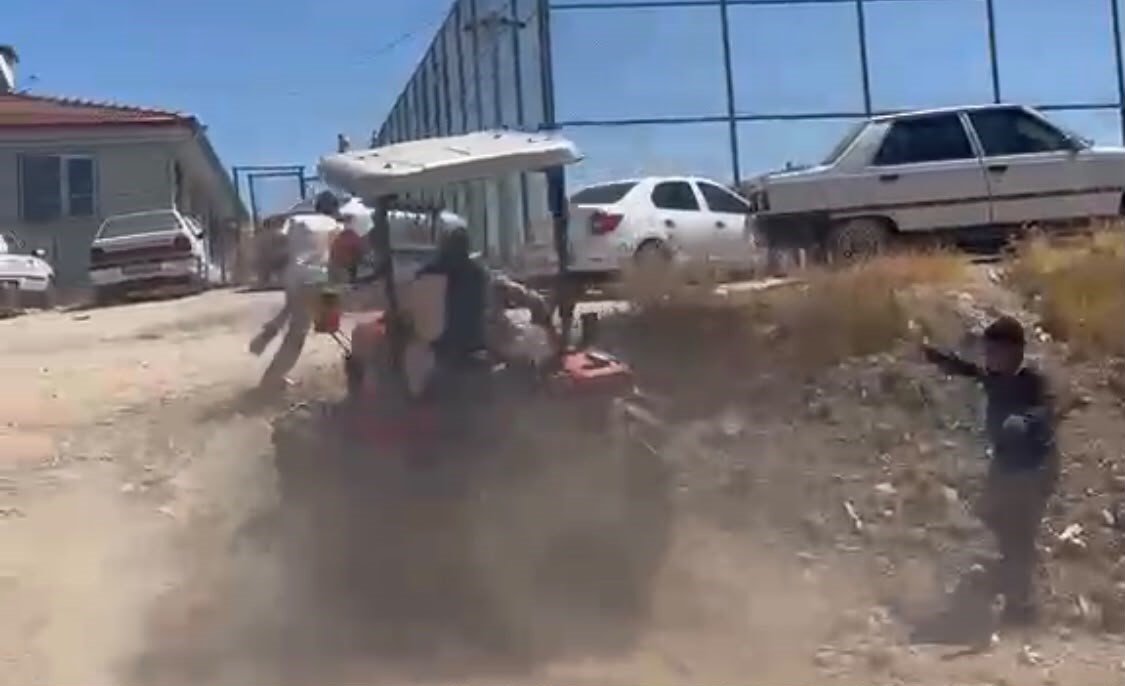 Malatya'da taşlı ve traktörlü kavga kamerada! Traktörü grubun üzerine sürdü