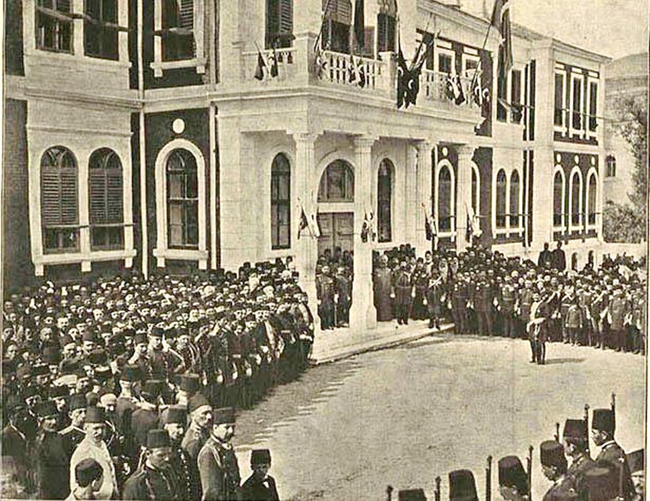 Edirne Askerlik Dairesi önünde mahalli memurlar- 1899