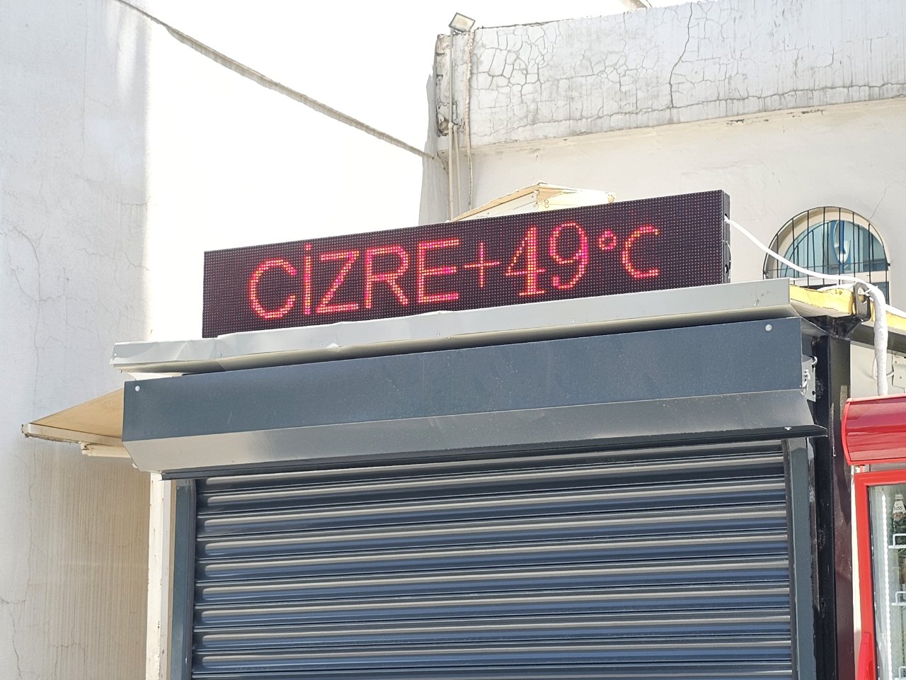 Sıcaktan kavrulan kentte termometreler 49 derece! Caddeler, dükkanlar, sokaklar bomboş