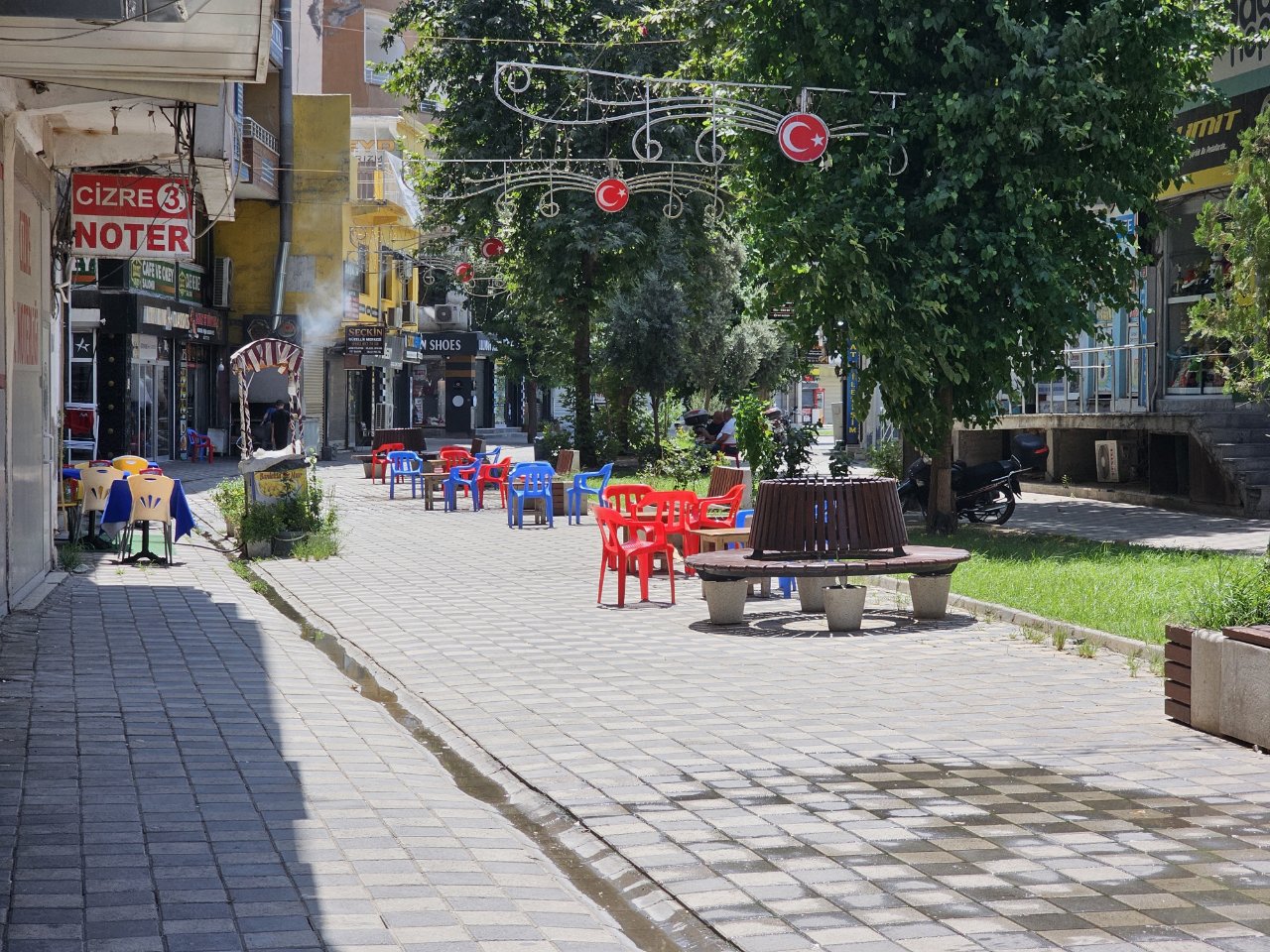 Sıcaktan kavrulan kentte termometreler 49 derece! Caddeler, dükkanlar, sokaklar bomboş