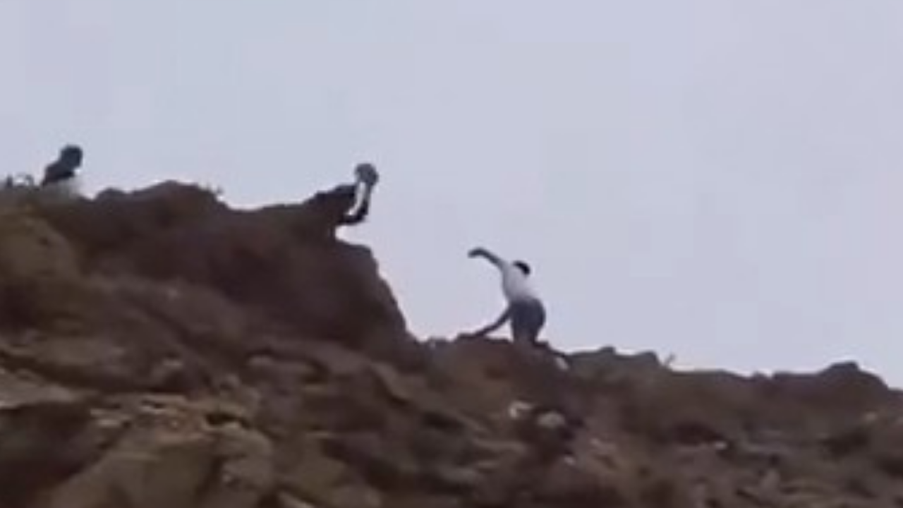 Ülkeye dönen Faslı göçmenlere yürek sızlatan muamele! Kayalıklarda taş yağdırdılar