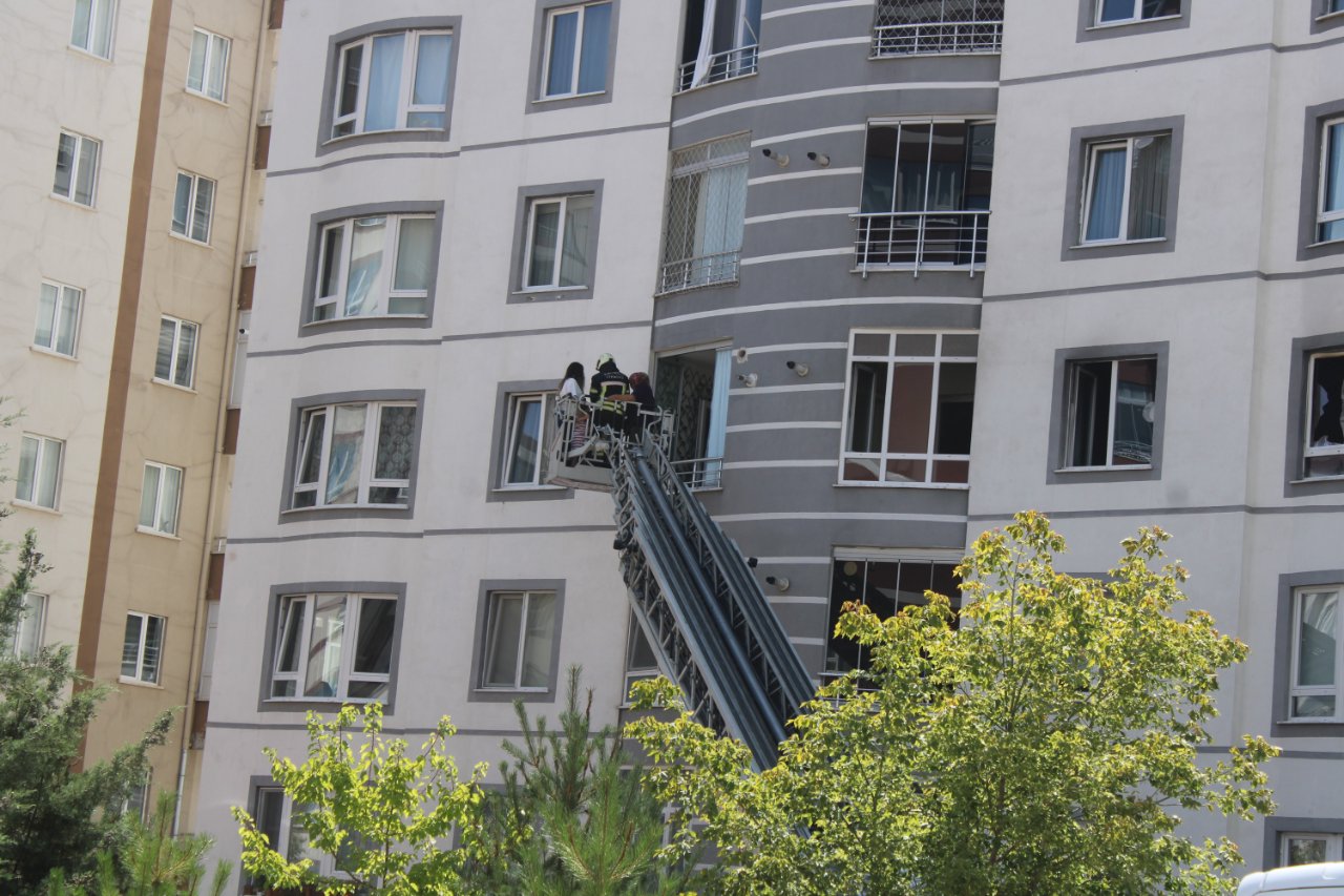9 katlı binada yangın! Mahsur kaldılar