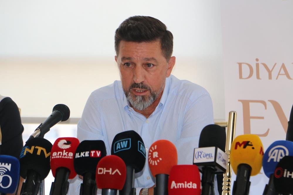 Amed Sportif Faaliyetler Teknik Direktörü Besnik Hasi de basın toplantısına katıldı.