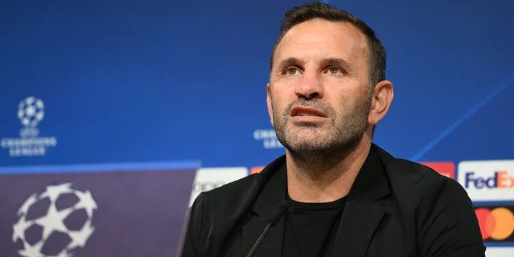 Okan Buruk, genç futbolculara fazla forma şansı vermediği gerekçesiyle eleştiriliyor.