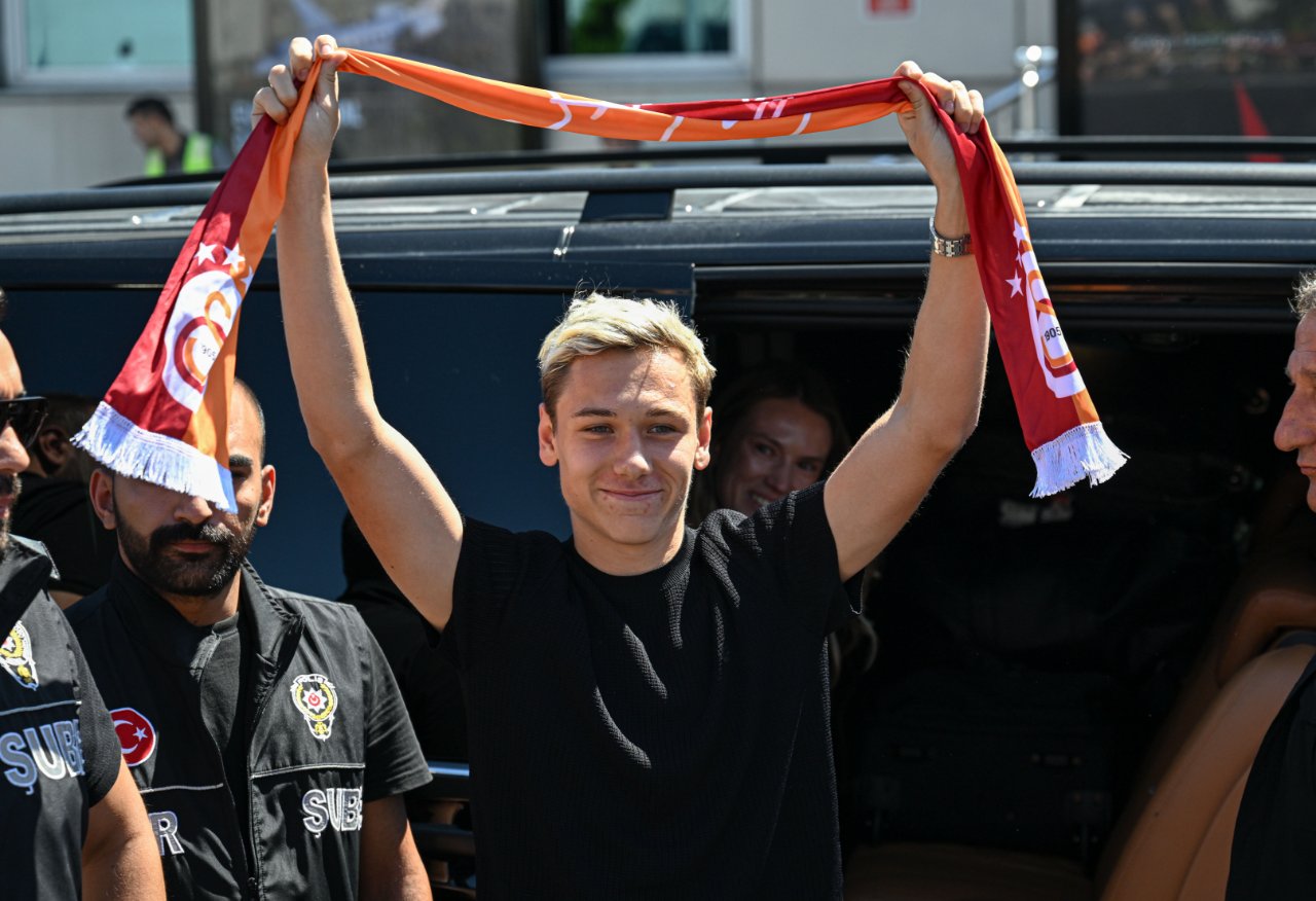 Aleksey Batrakov, Galatasaray tarihinde forma giyen ilk Rus oyuncu olacak.