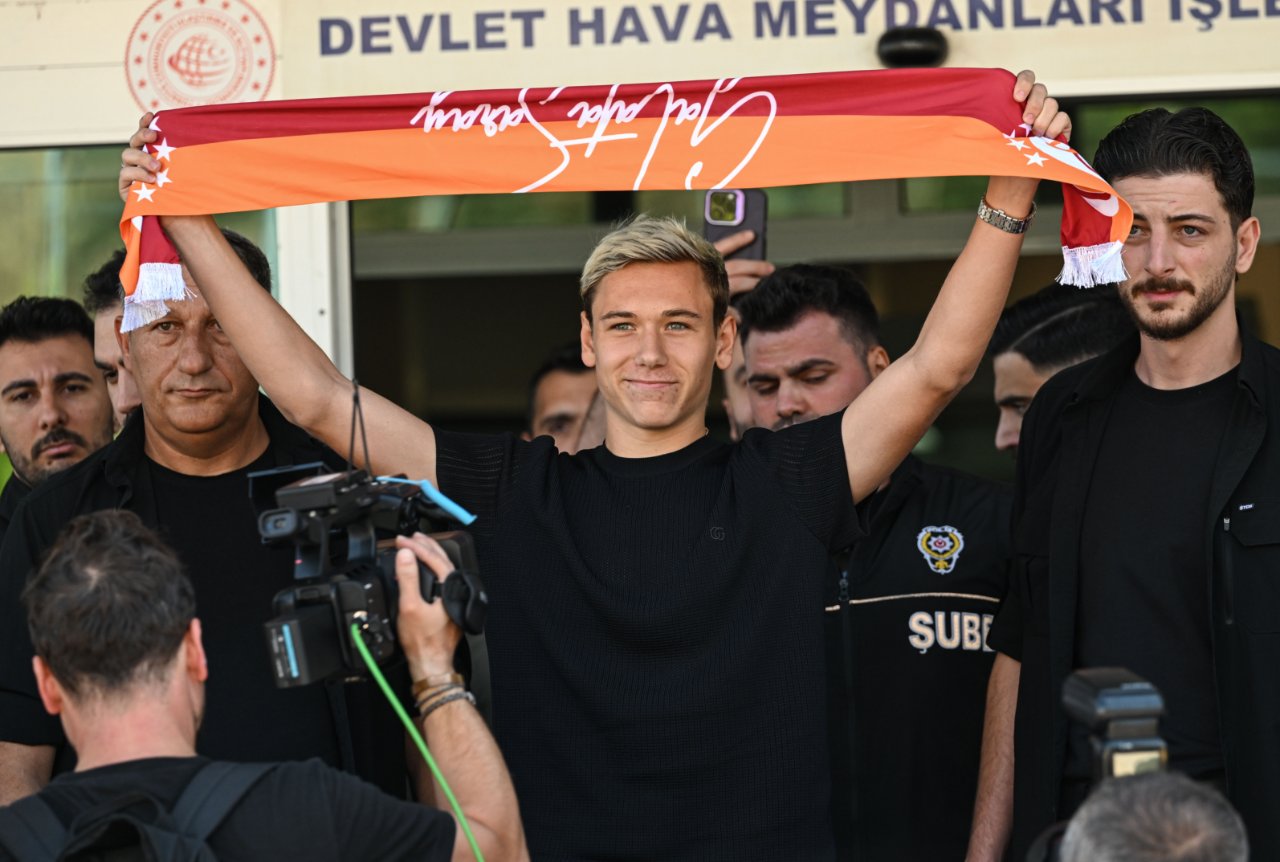 Batrakov, havalimanında Galatasaray atkısıyla poz verdi.
