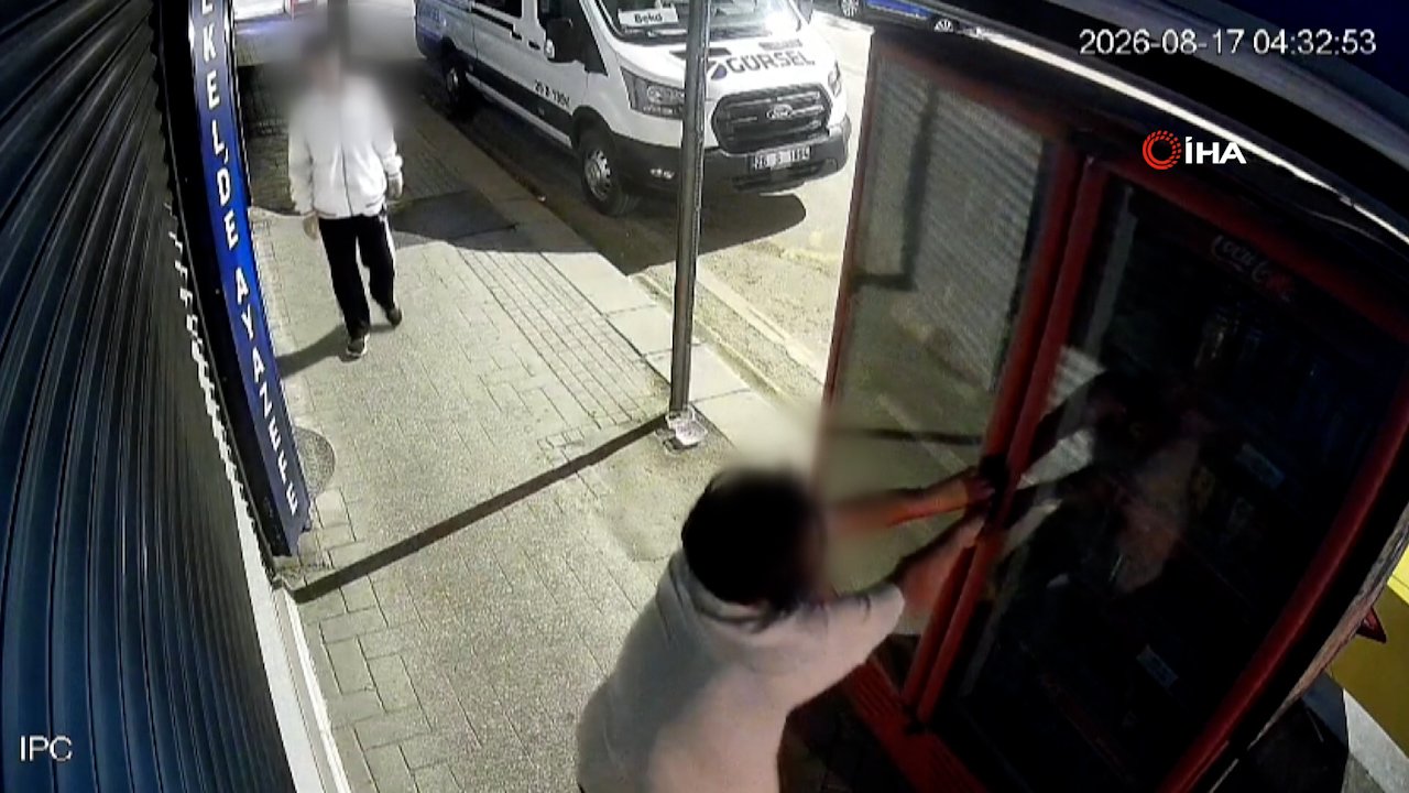 Sabaha karşı hırsızlık girişimi! Meşrubat dolabını zorlayan çocuklar kamerada