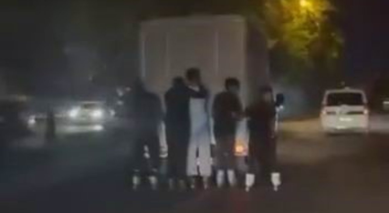 Seyir halindeki pikabın arkasına tutundular! Patenli gençlerin tehlikeli oyunu kamerada