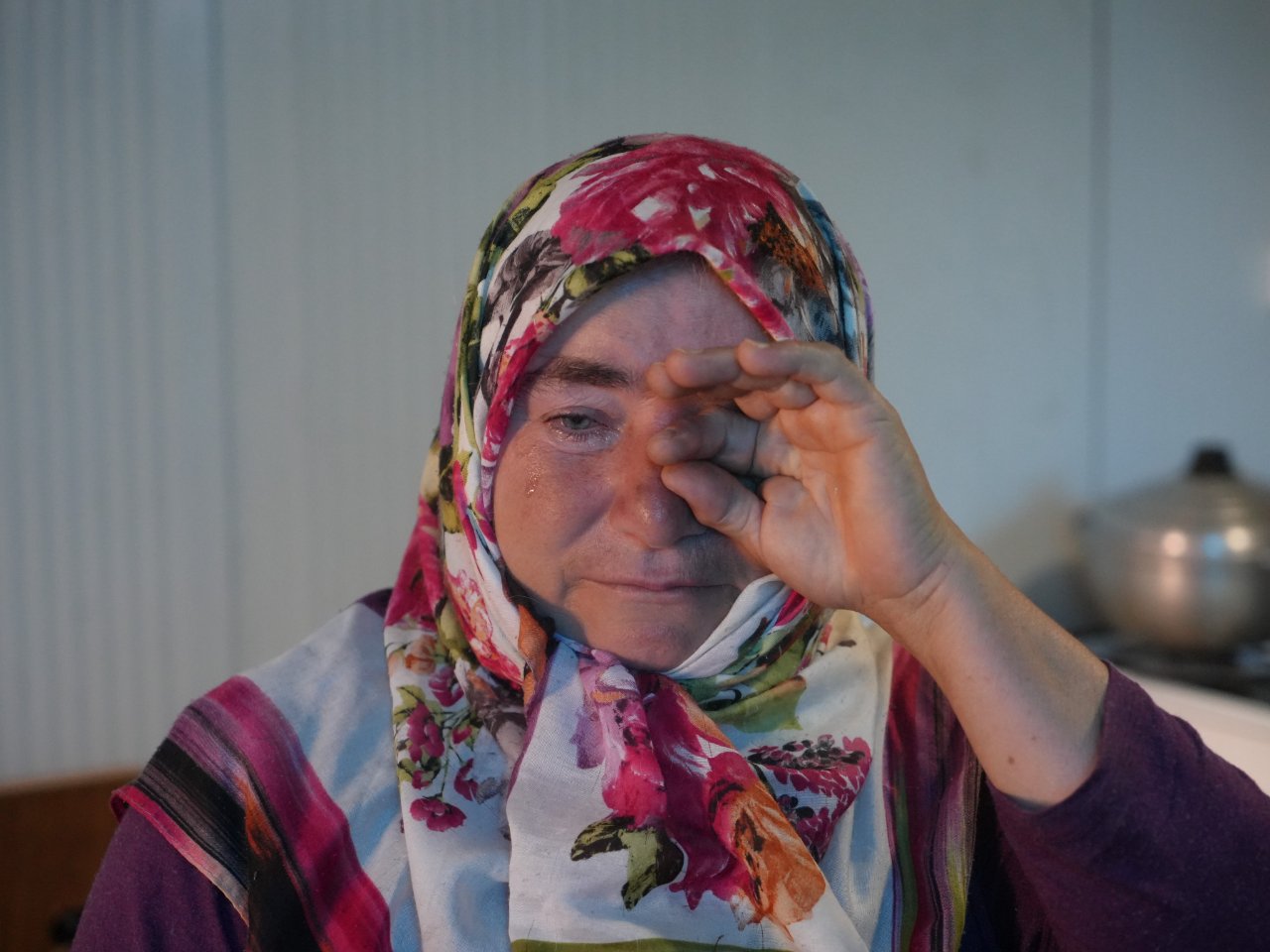 Tek göz odada 3 kişi yaşıyor! Felaketi yaşayan aileye müteahhitten utanmaz tuzak! Anlatırken gözyaşlarına boğuldu: 1,5 yılımız böyle geçti