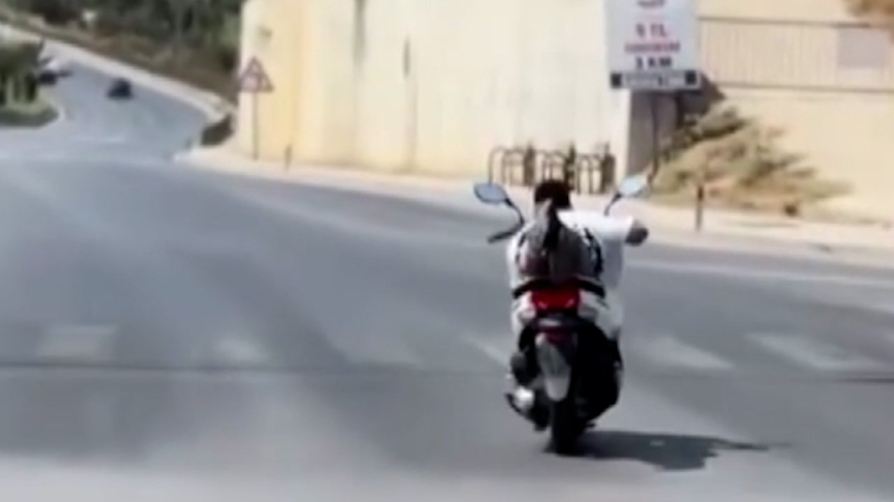 Trafiği tehlikeye atan motosikletli kamerada! Seyir halindeyken akrobasi şovu yaptı