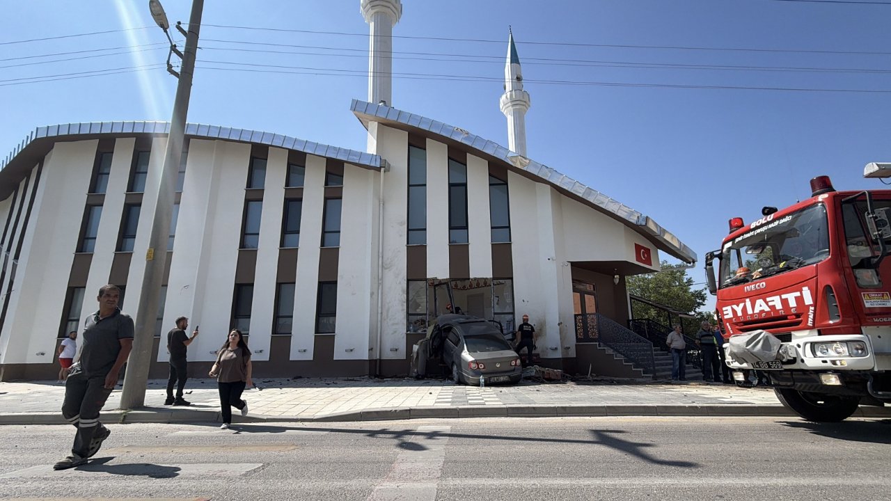 Yürekleri ağza getiren kaza: 84 metre savruldu, imamın odasına daldı