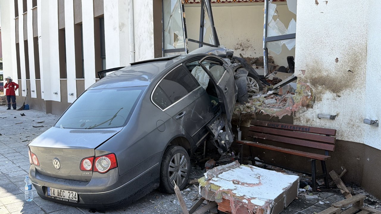 Yürekleri ağza getiren kaza: 84 metre savruldu, imamın odasına daldı