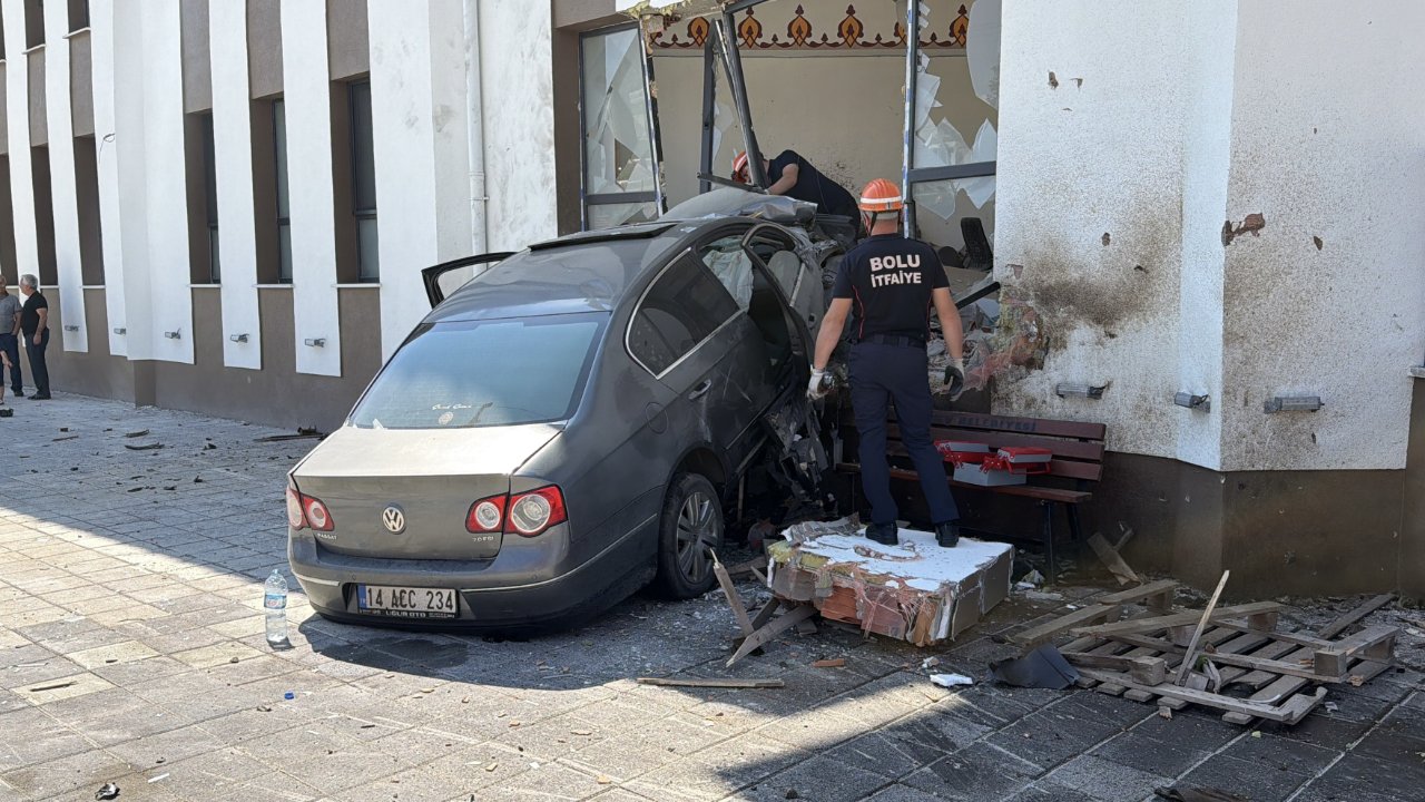 Yürekleri ağza getiren kaza: 84 metre savruldu, imamın odasına daldı
