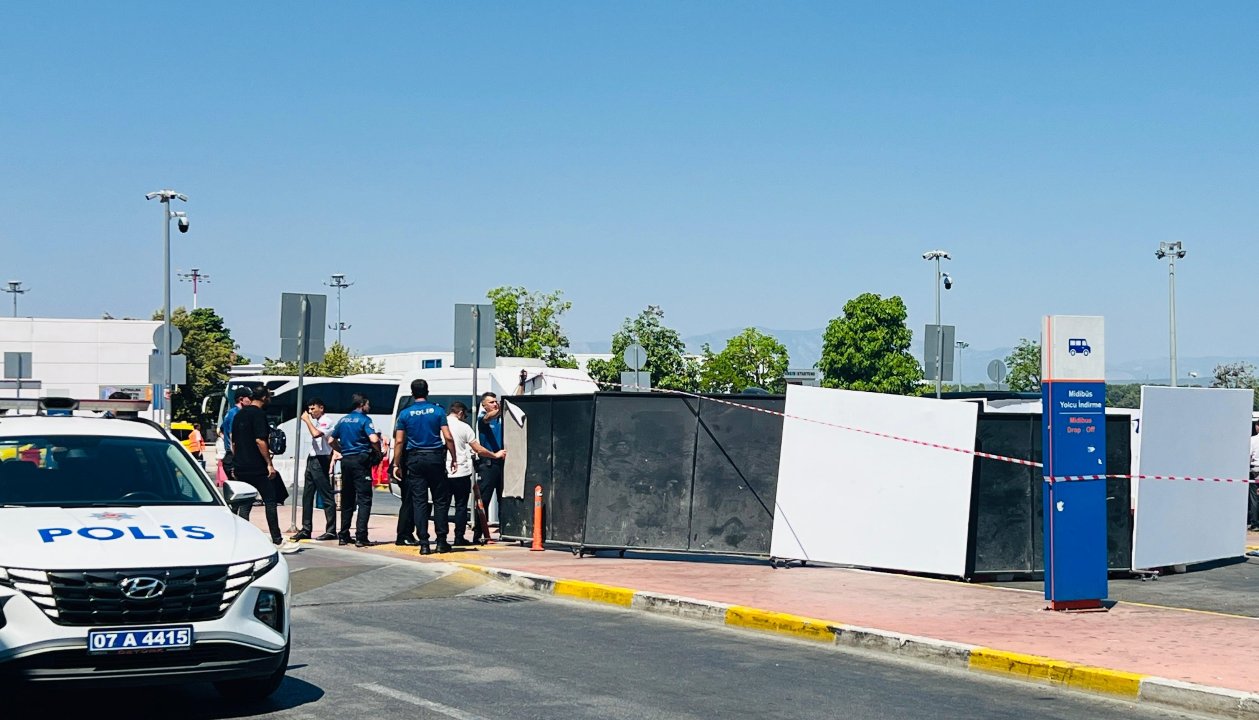 Antalya Havalimanı'nda korkunç cinayet! Emekli polis, kız arkadaşını öldürdü