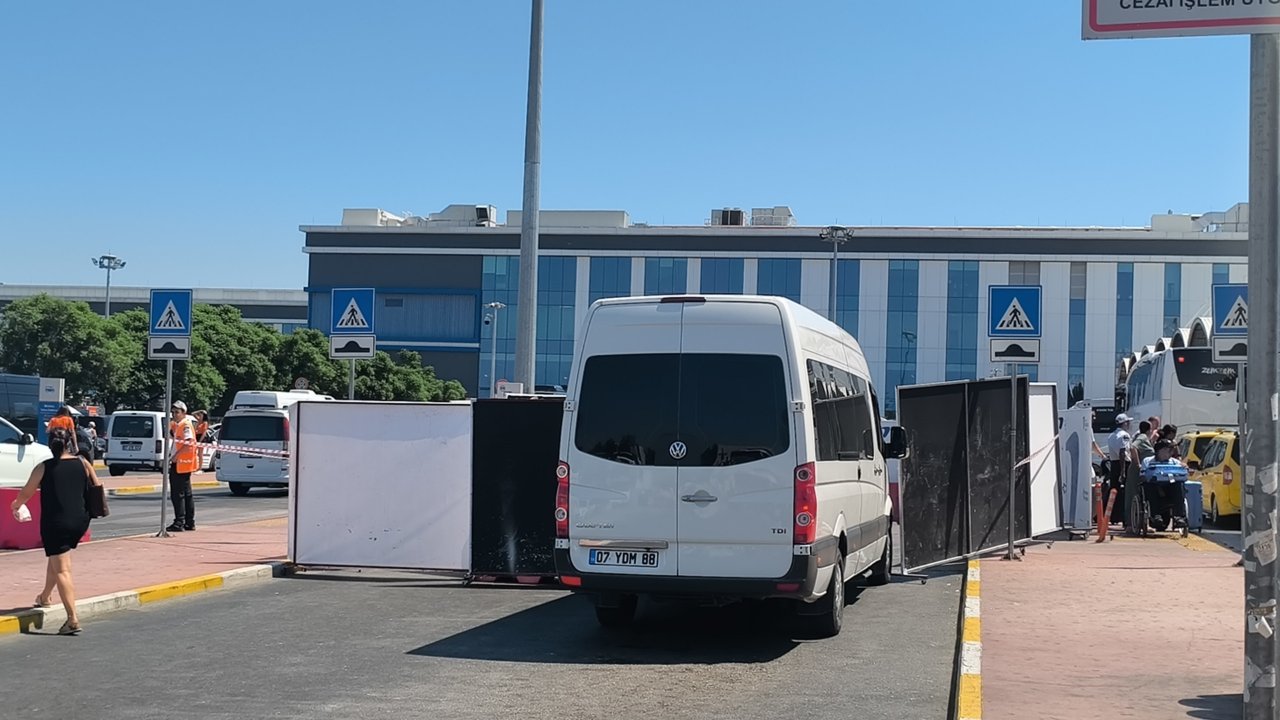 Antalya Havalimanında korkunç cinayet! Emekli polis, kız arkadaşını öldürdü