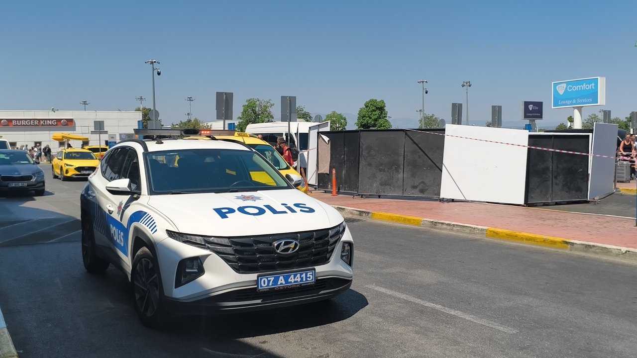 Antalya Havalimanında korkunç cinayet! Emekli polis, kız arkadaşını öldürdü