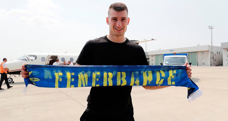 31 yaşındaki kaleci, geçtiğimiz sezonu Girona ve Dinamo Zagreb'te kiralık geçirdi.